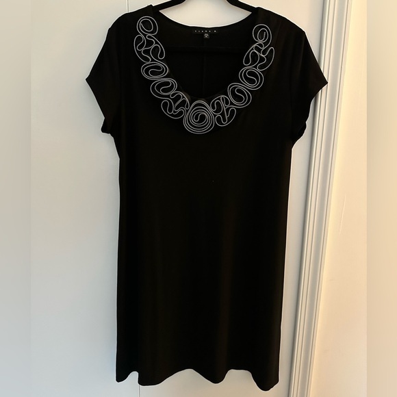 Black dress with zipper floral design in front size XL - Picture 2 of 6